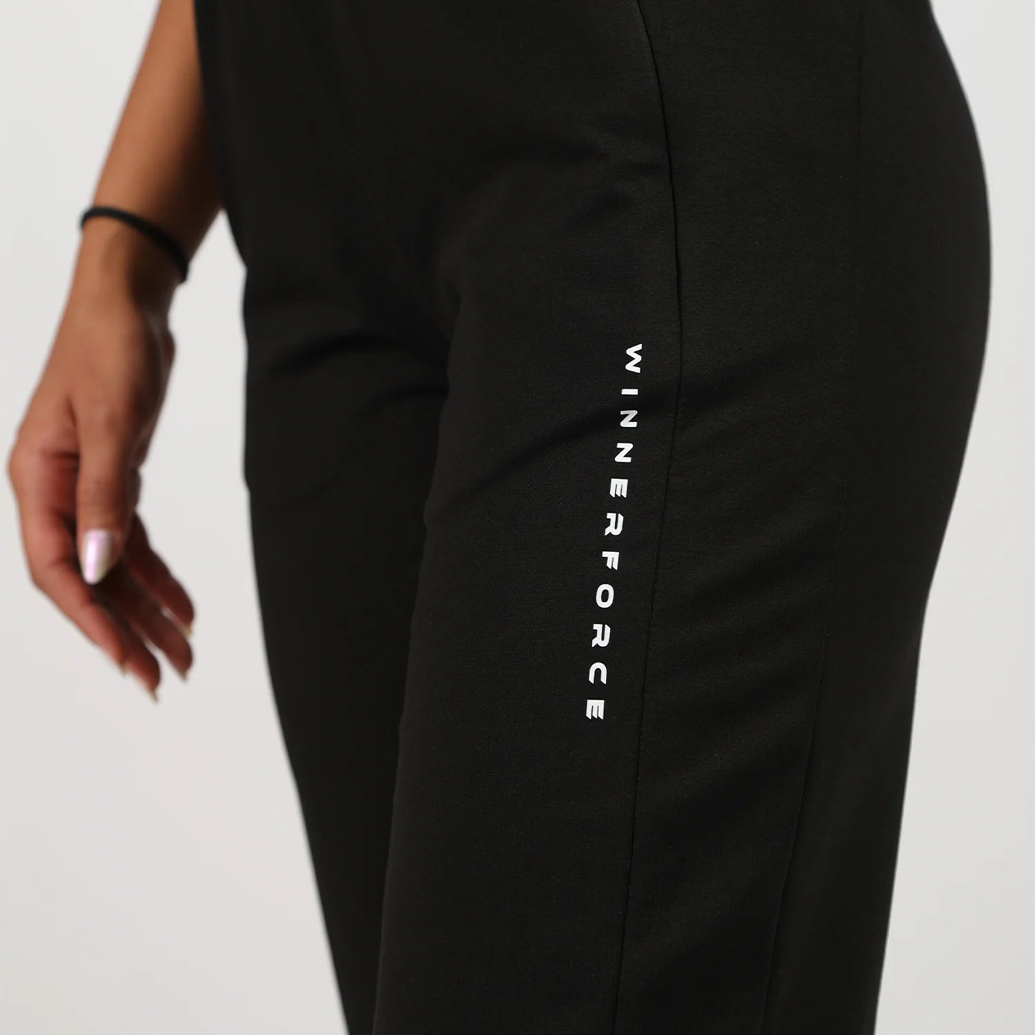 women go beyond jogger (black)